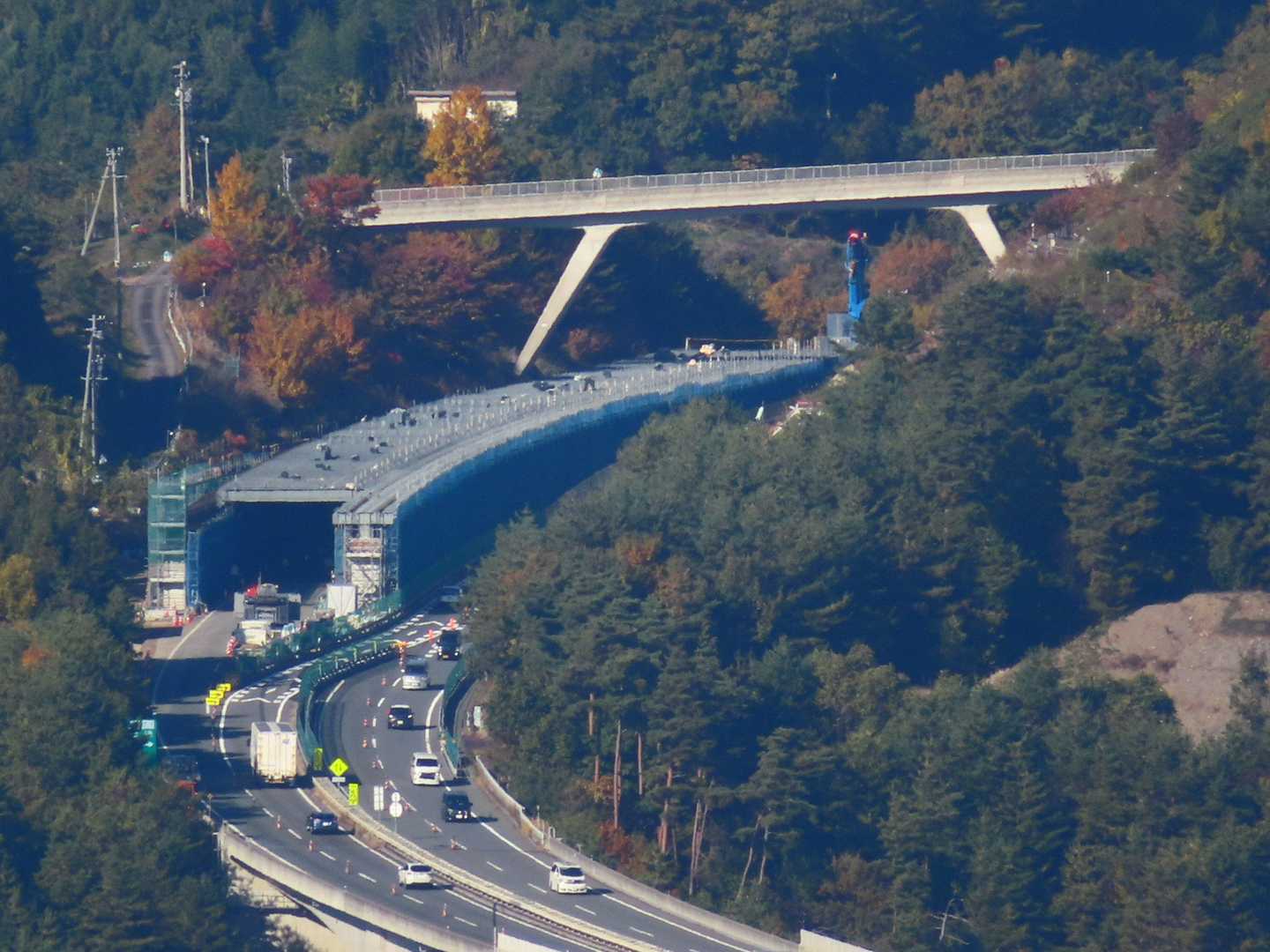 上信越道の工事の様子。下り車線(左)は通行止で、上り車線を使って対面通行になっている様子が解ります