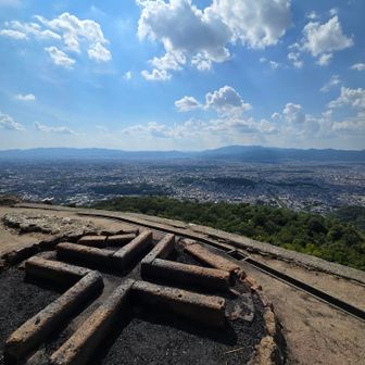 正面に亀岡盆地と愛宕さん
雲は夏だけど
空の色はどことなく秋めいてきてる気がします
