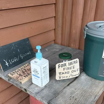 小屋の入り口には水場からポンプアップされた水500mlが100円で販売