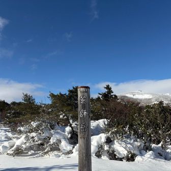 薬師岳で先行者に追いつき、この辺から3人で先頭交代しながら頂上を目指す。