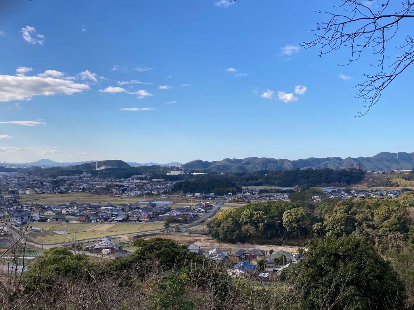 低い山だがいい眺望、城ノ越と左奥は可也山かな