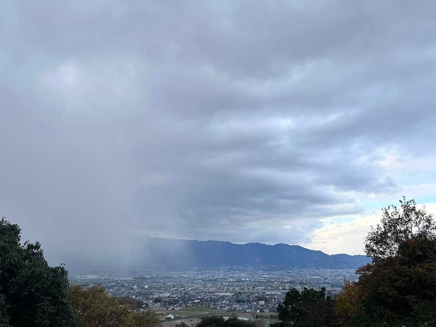 雲のかかってる所と晴れてる所が高い所からよくわかります。
