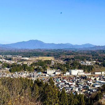栃尾の町並みを見下ろせます
向こうに見えるのは粟ケ岳
