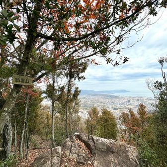 【祇園山】
標高180 mの祇園山にちょっと寄り道。お寺を通って駐車場へ戻る。

児島といえばの甘月堂で、大福もお土産にしっかりゲット😋

Mt. Gionyama
A little detour to Gion Mountain (180 m).
We return to the parking lot via the temple.
And don’t forget to grab some daifuku from Kangeshodo.