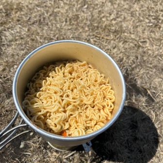 絶景楽しみながらお昼にします。
平日の静かなお山は最高！