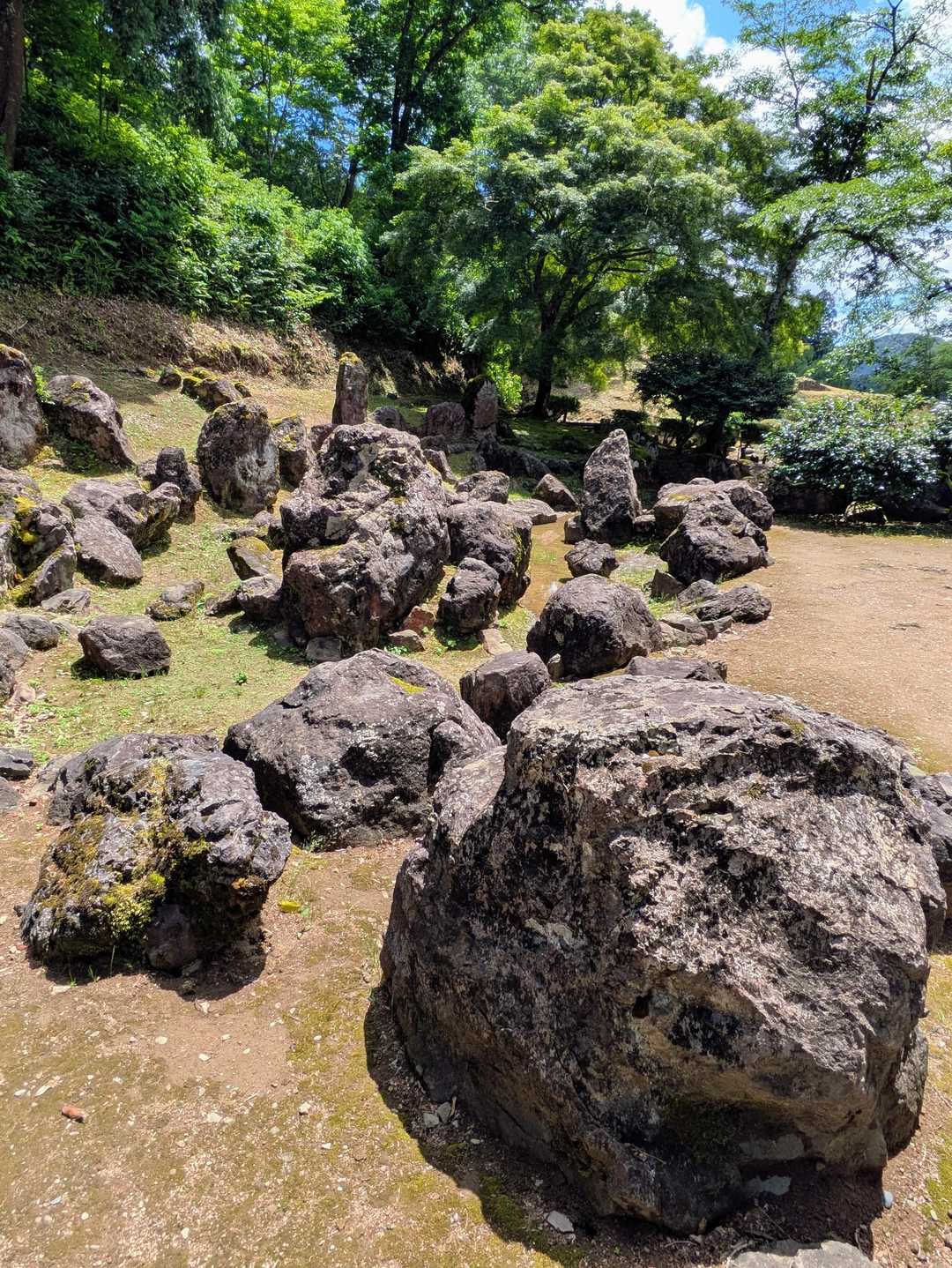 で〜ココにも庭園跡（湯殿跡庭園）…