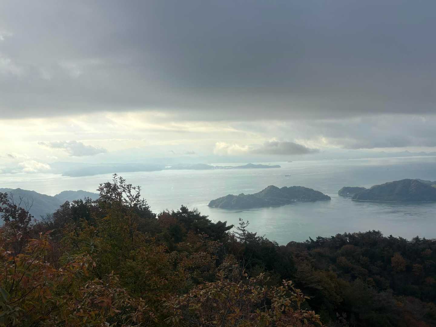 ここに来て　急に怪しげな雲が出て
暗くて折角の眺めが残念です。
今度は、第一展望台へ行きます🚶