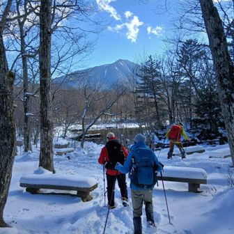 泉門池についた　ベンチがたくさんあるが今日は誰もいない