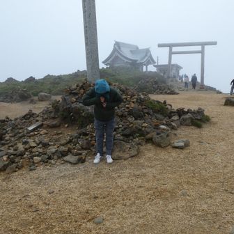 刈田岳山頂
少しガスが切れたが、爆風で顔をあげられない🤣