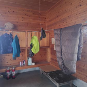 もうびしょびしょ。シュラフも少し濡れてて焦りました