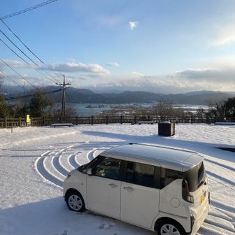 近くの湖がキレイです