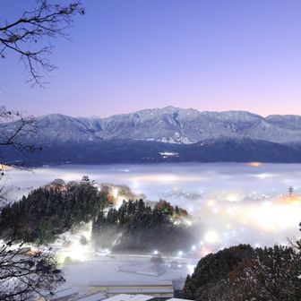 夜明けが近づき
空の色が赤味を帯びてきました

雪化粧した経ヶ岳も凛々しく美しい🏔️