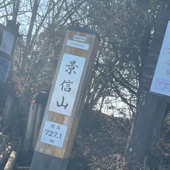 ベンチには人が，いっぱい