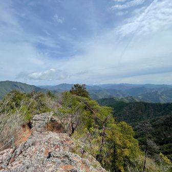 瑠璃山山頂。宇連山（左）、三ツ瀬明神山（その右）が見える