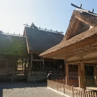 茅葺き屋根の社殿