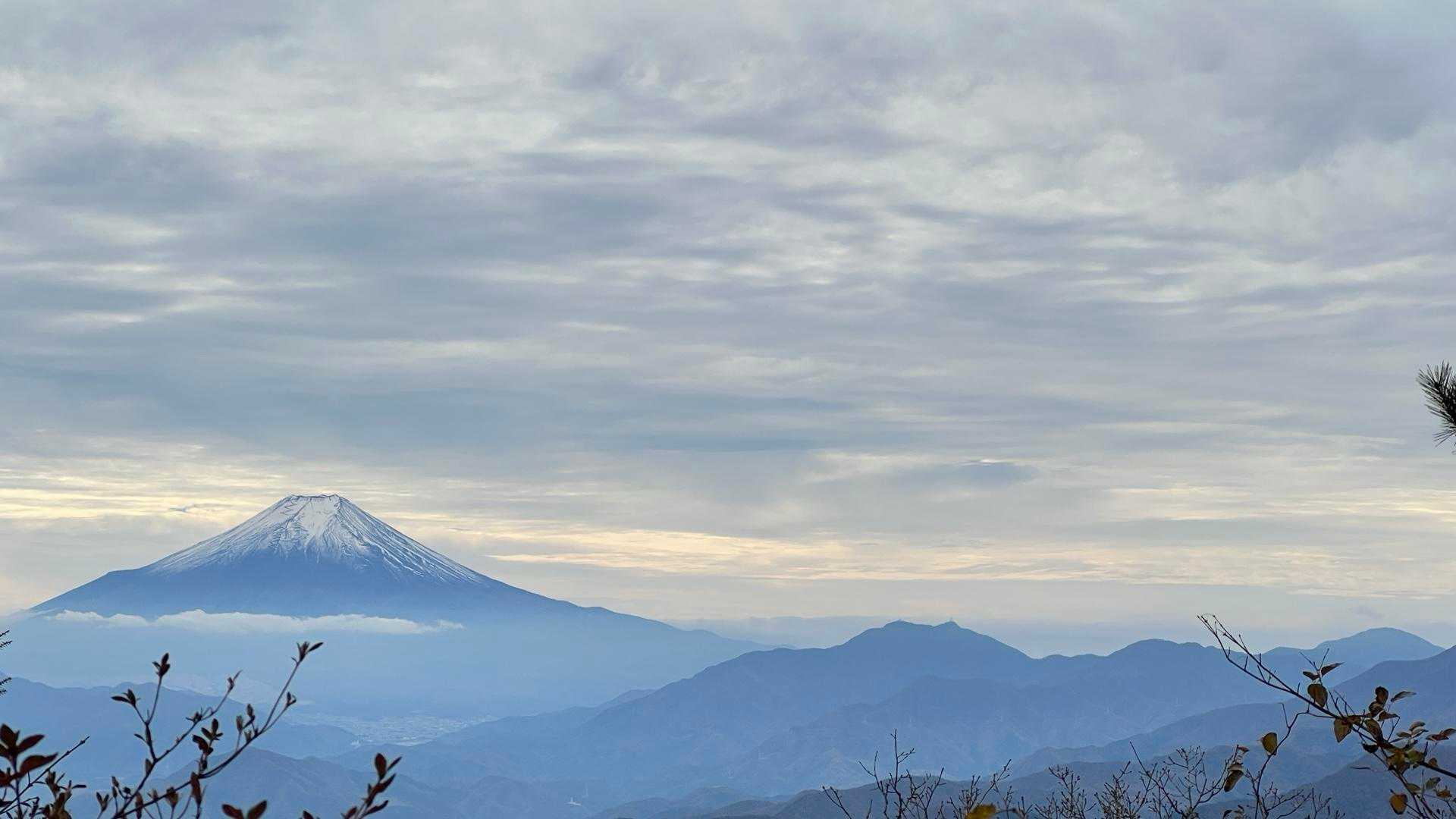 右は三つ峠山や黒岳だって。