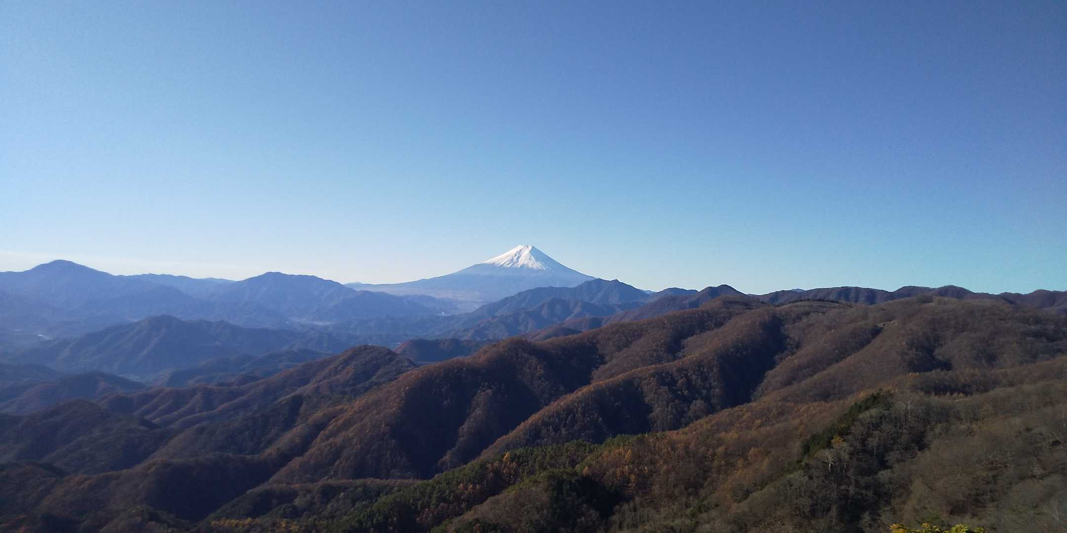 雁ヶ腹摺山よりも姥子山の方からの方が、富士山🗻綺麗だなぁ✨
よし、迷わず此れが表紙の写真だ🍀💯