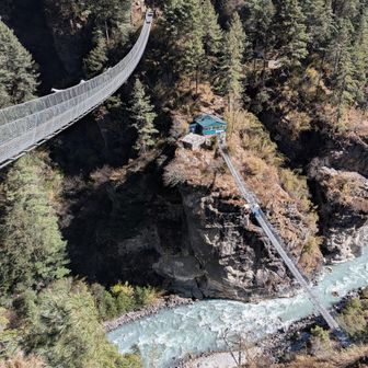 右側の旧吊り橋はバンジージャンプ施設になってる。。。いずれにしても高所恐怖症にはこの吊り橋はきつい