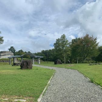 駐車場🅿️から少し上がった所。
綺麗ですね。左奥にローラー滑り台があります。