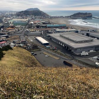 潮見公園展望台に到着。

これから向かうイタンキ山を確認して、薄笹斜面をくるぶしラッセルで下りていく。