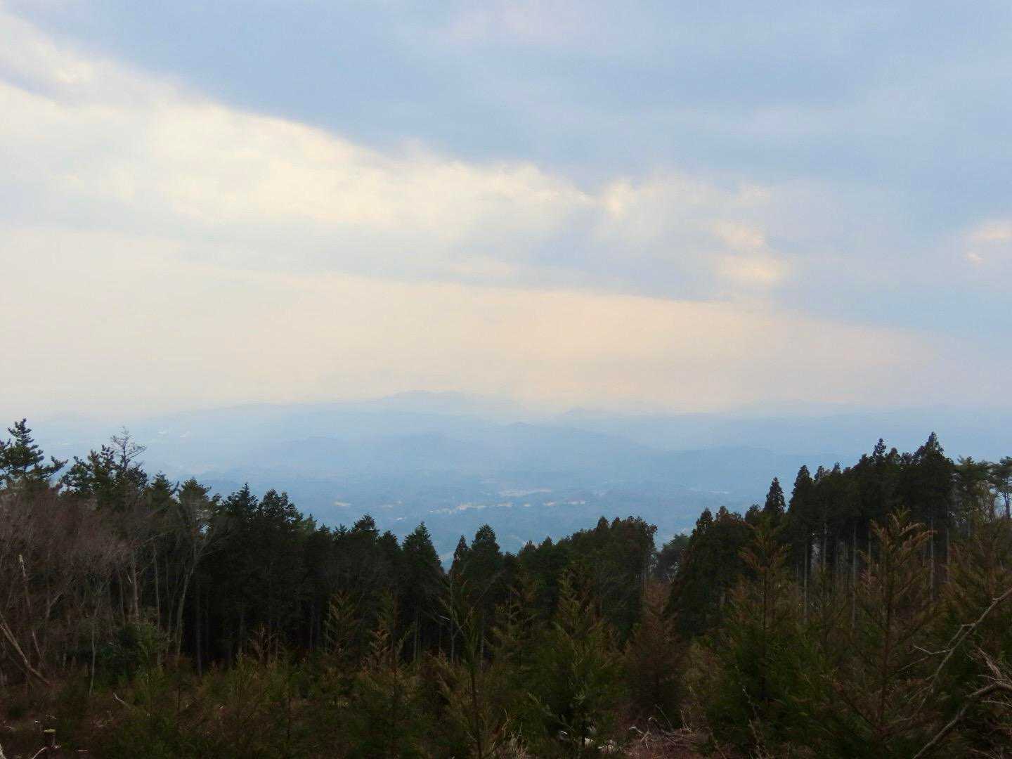 山頂近くから遠くに霞んで見える仏具山