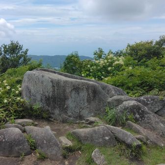 山頂には大きな岩が！上に登ると見晴らし抜群です✴🗻