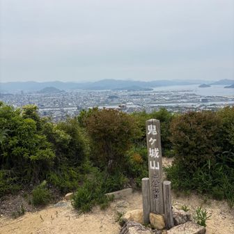 山頂からの眺望は、のんびりとした広島の街に見えます。
出会う人との挨拶は、気持ち良いです。