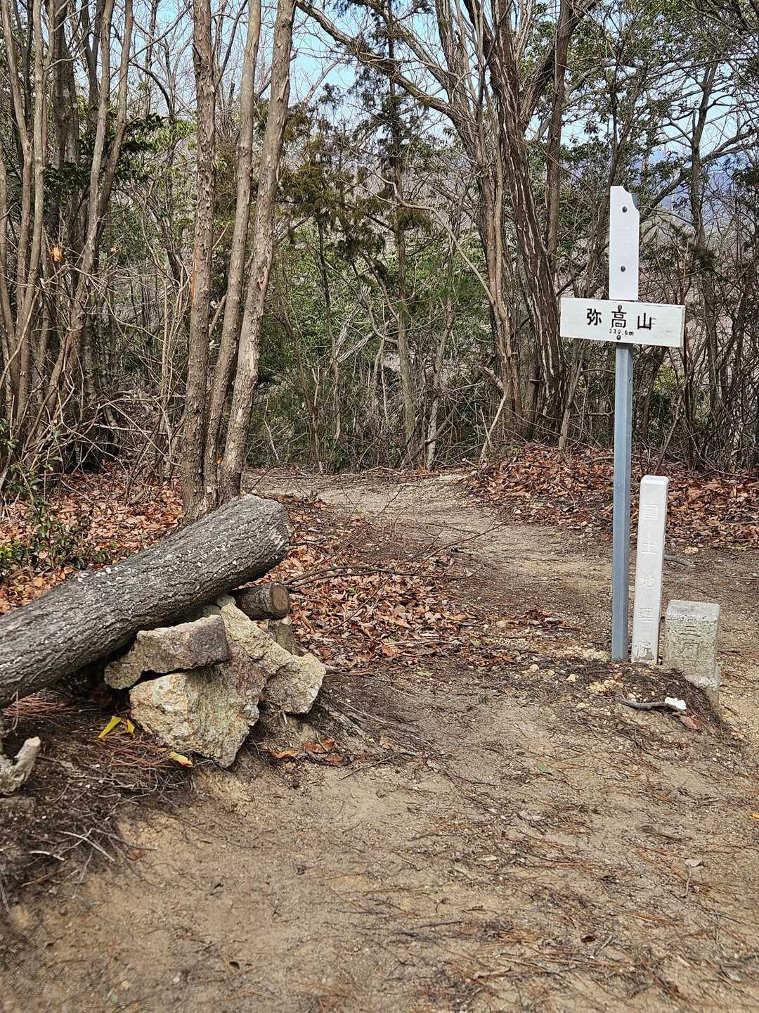 １時間程で山頂到着⛰️
三角点タッチ　忘れました😂