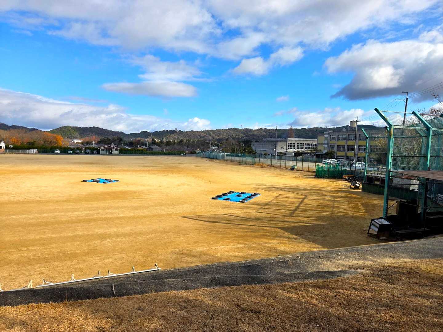 小学校にしてはグランドが広いなぁ🙄
