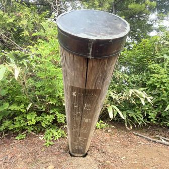 標識がお辞儀してます