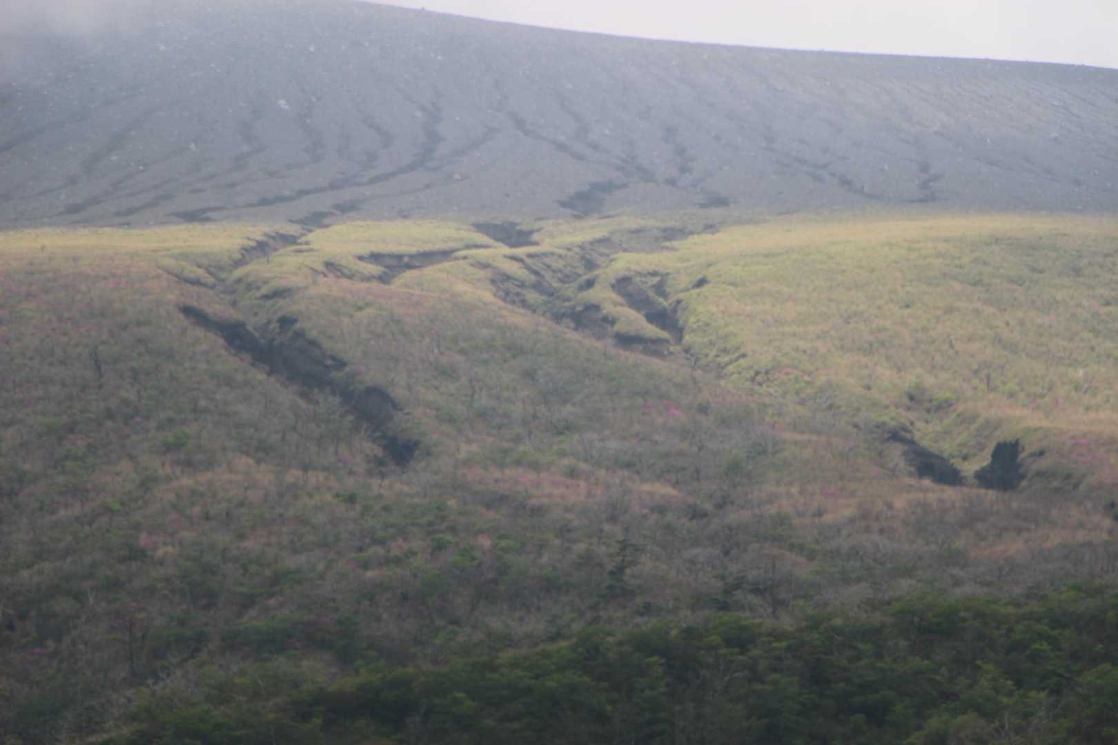 新燃岳の亀裂