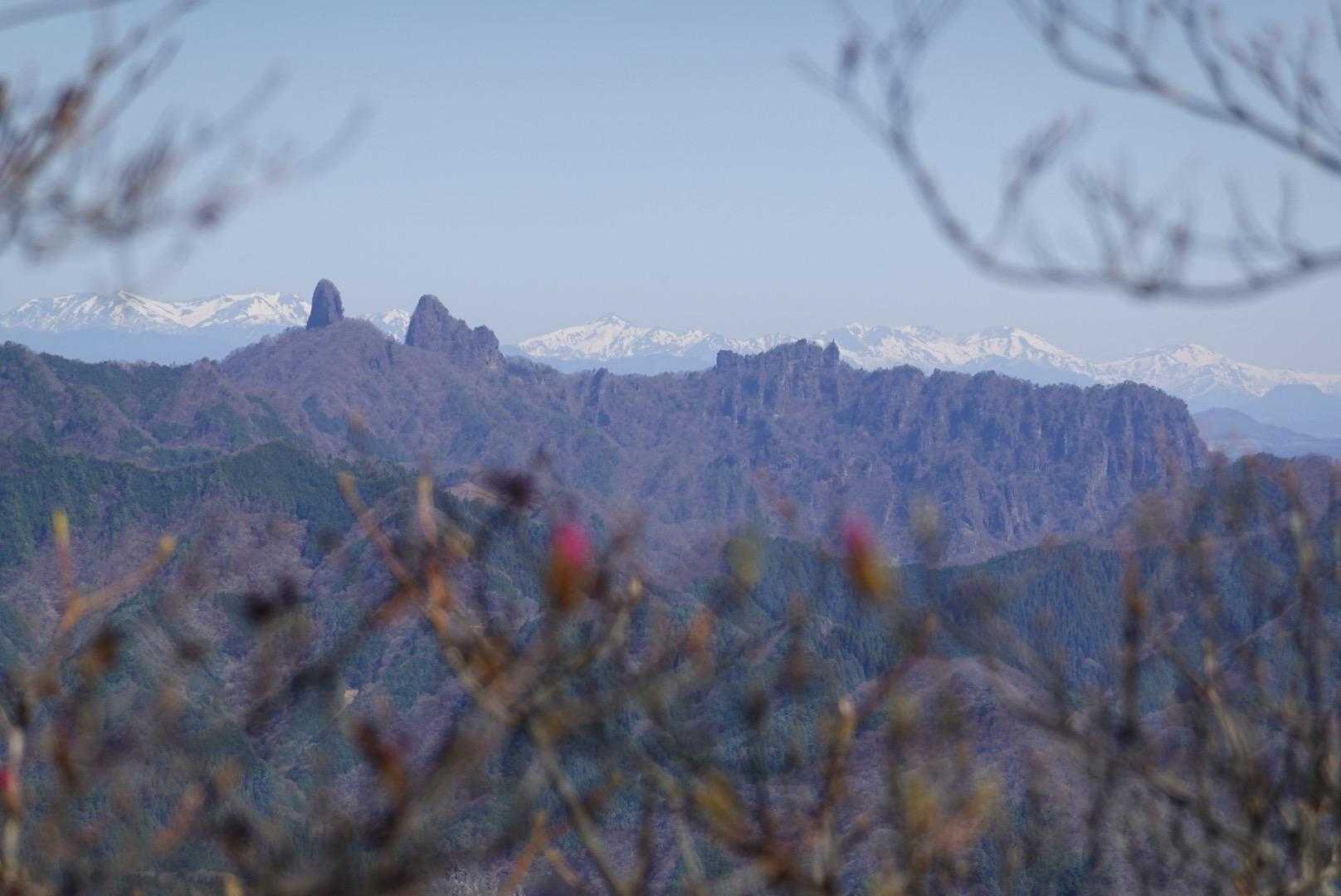 ワープして物語山に向かってます。
トンガリが赤岩、隣りが烏帽子岩🪨高岩も今日は、バッチリ。西峰から自宅が見えるという地元の方に教えて頂きました。