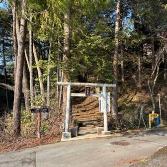 琴平神社の参道。ここから登山道。