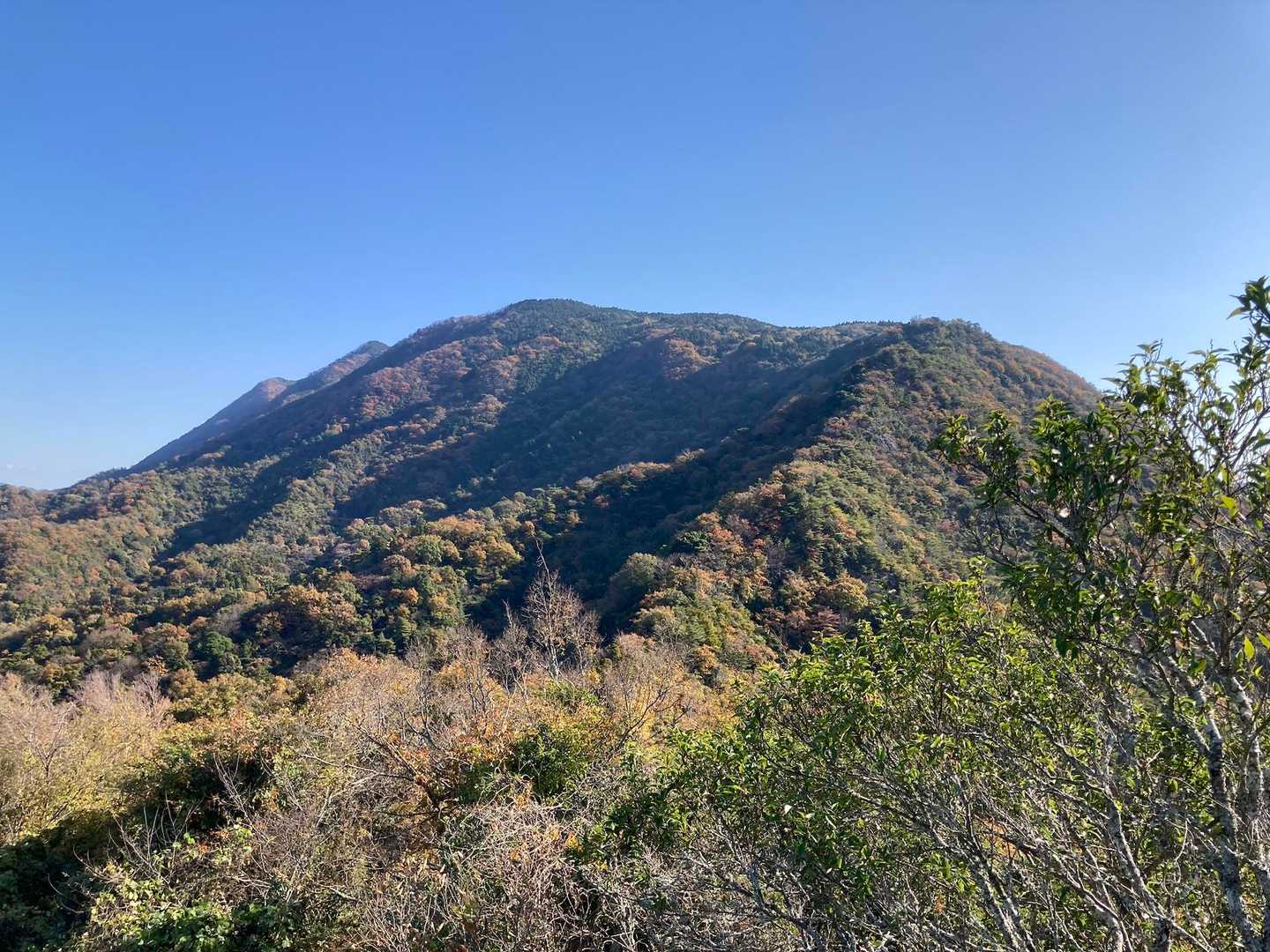 秋葉山。この明神山に続く尾根道を歩いた記録があるけれど。大変そうです。