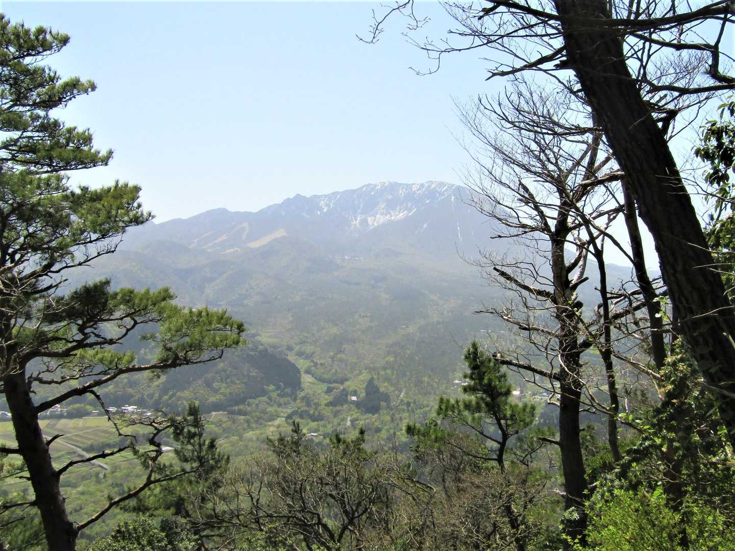 かすむ大山
