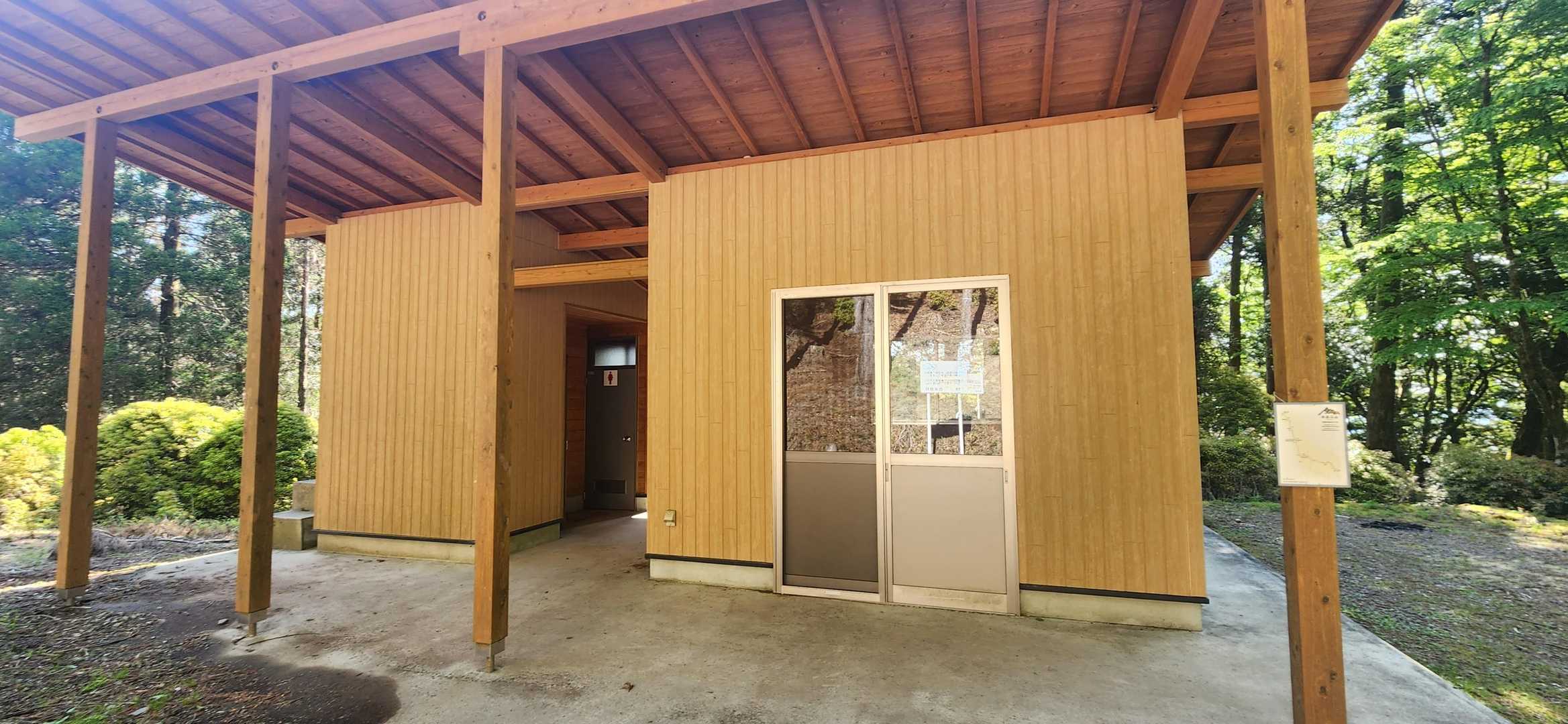 休憩所&トイレに👍️

この先直ぐ七合目でした。
ところがこの先は感覚とても長く感じます。距離での合目なのかな🤔