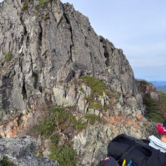 3峰は岳沢側を巻きます。
3峰も登攀価値ありそうだなぁ〜👀