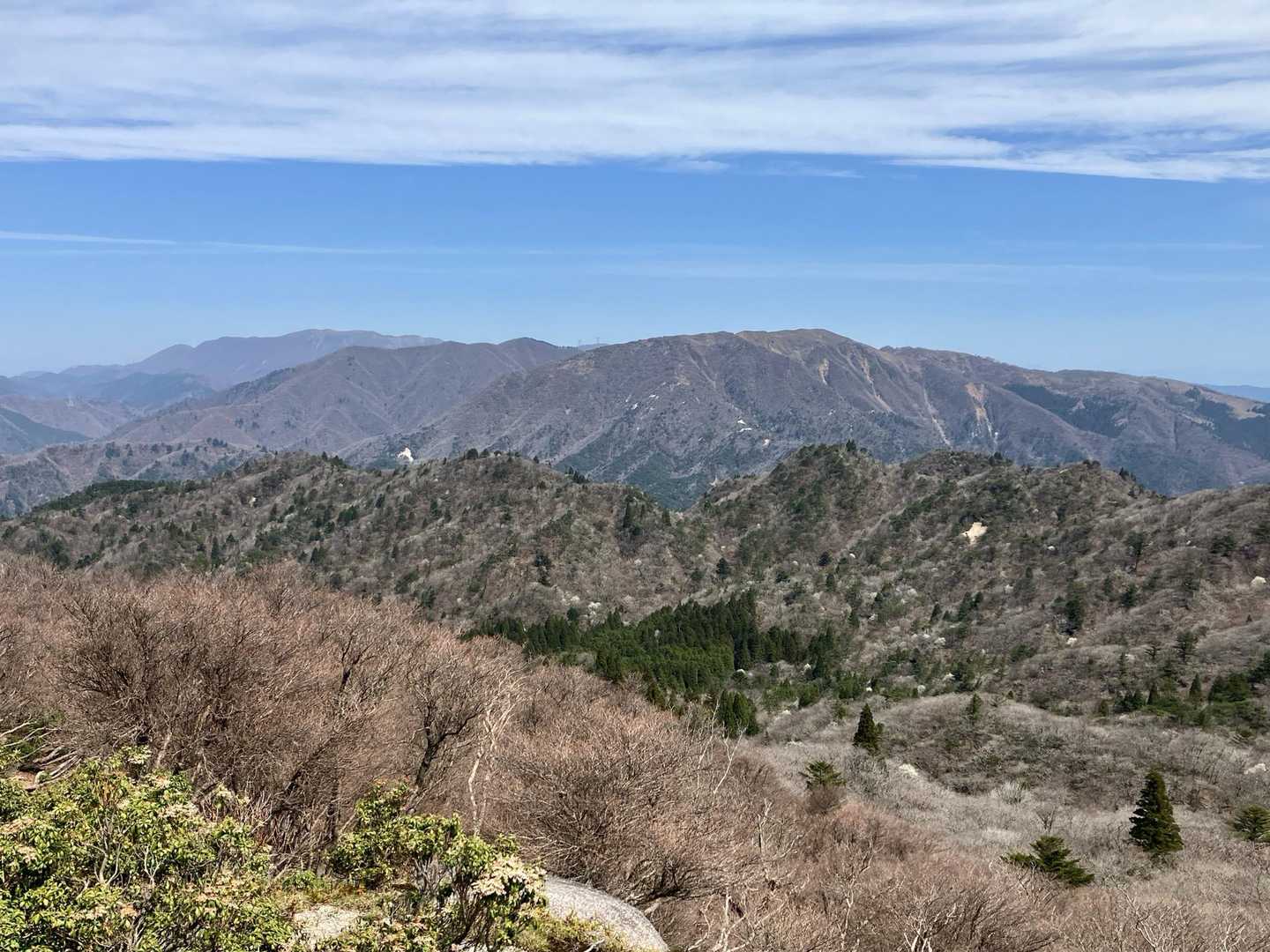 竜ヶ岳の先には御池岳も見える。