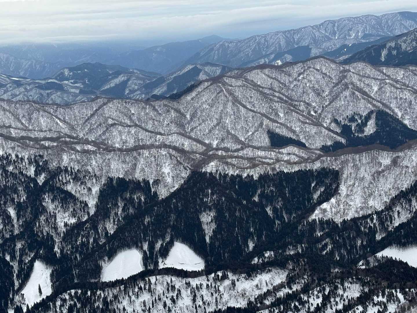 北の山々の密集度がすごい。また来よう。風が強いのでさっさと下山します。。