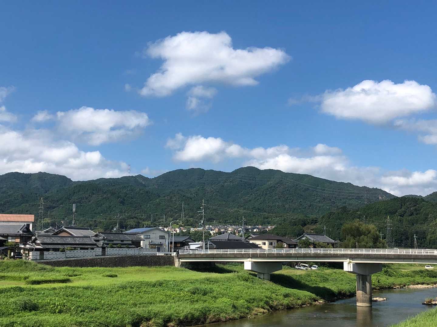 貴生川駅前から見る飯道山