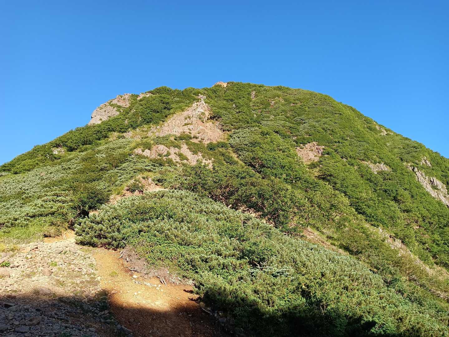 手前にハシゴがあり中間部から上に壁！鎖はあったりなかったり、掴む岩や足場はありますが浮き石、落石に注意！です。