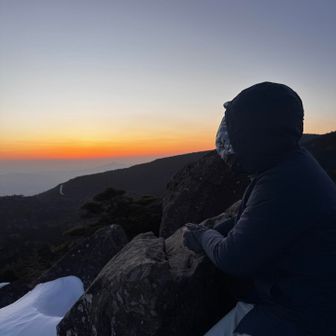 5時20分起床！
高見石で日の出待ち🌅
気温-12℃🤣
友人から借りてきたダウンパンツのおかげで
奇跡的に寒くない👍