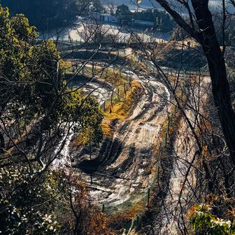 
そう❣️
ココに来た時の日記には毎回も書いてんねんけどさ😁

昔、レンジャーがモトクロスレースしてた頃…
選手権レースの無い時は いつもココで練習してたモトクロス場が この【六道輪廻ヶ岳】の真下に見える

あの頃は、ココに山頂あることにも興味なかったし、何度も登るなんて思いもせんかった😁
