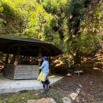 登山口の東屋で一休み