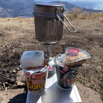 山頂メシはいつものカップヌードルですが…
最後に残ったスープにおにぎりをドボンします