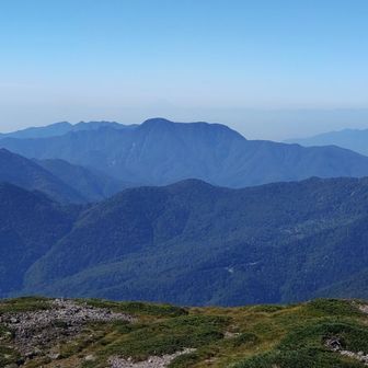 皇海山
その向こうに肉眼では富士山が見えたました
オリジナルの写真はうっすら写ってたのですがヤマップにアップロードしたら荒くなって見えなくなってしまいました