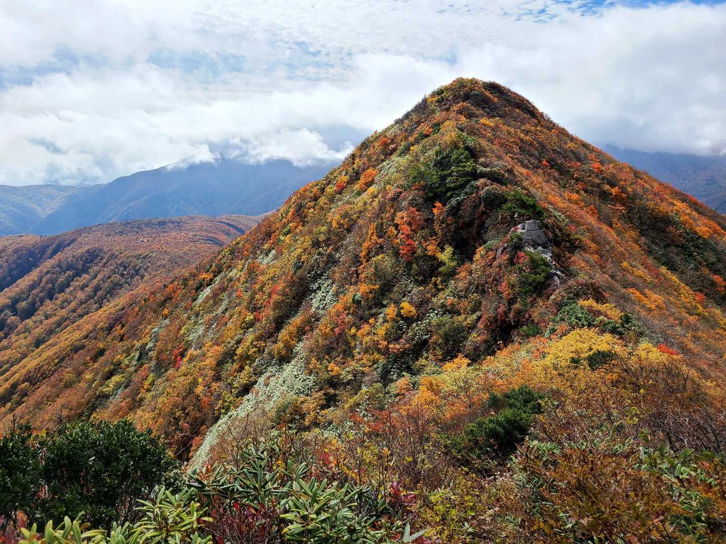 南雁戸山方面を望む。