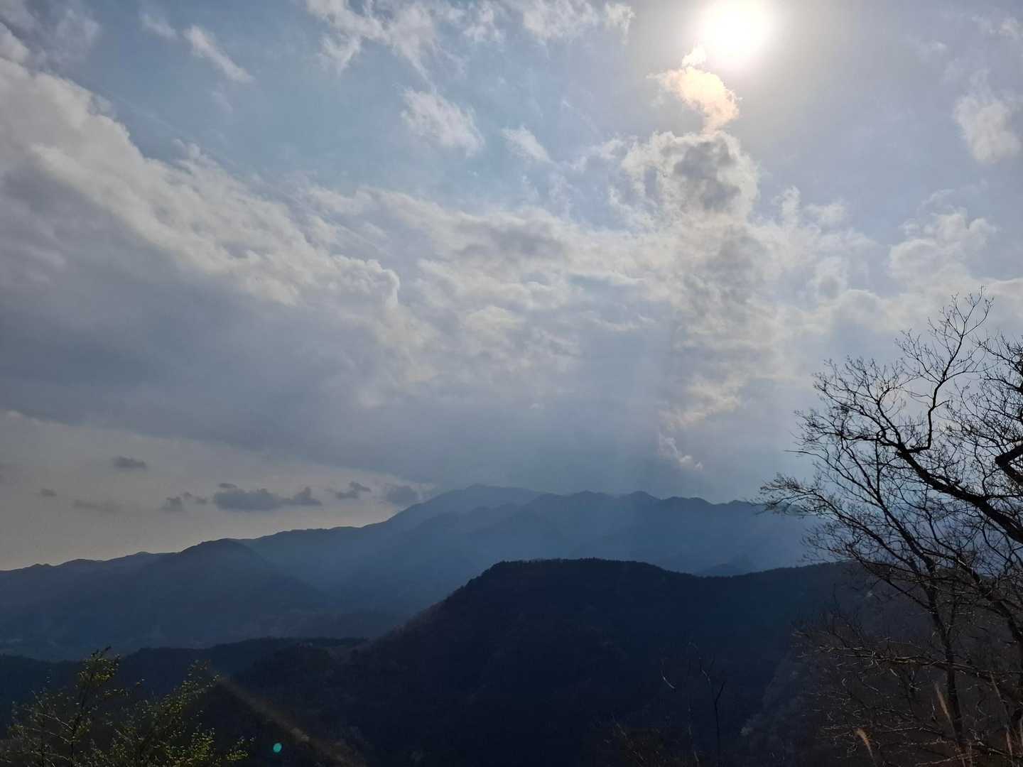 発句石の展望台まで下りてきました
景色が、どーんと開けます
今日の大山は雲のベールを纏う