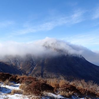 下山してると三俣山は雪雲に被われ出す