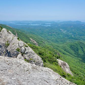 「岩のテラス」は雌岳の右下に見えます。
